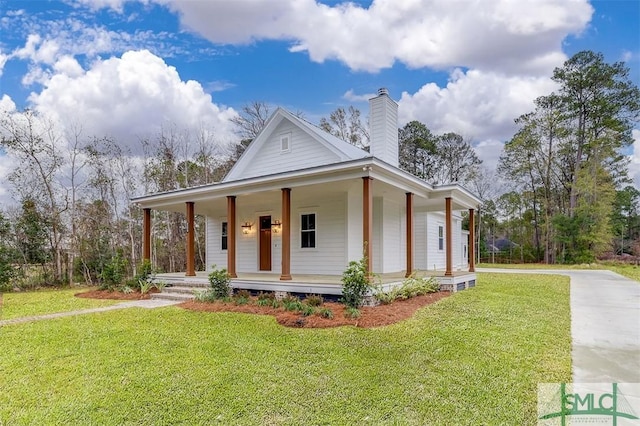 farmhouse inspired home featuring covered porch and a front lawn