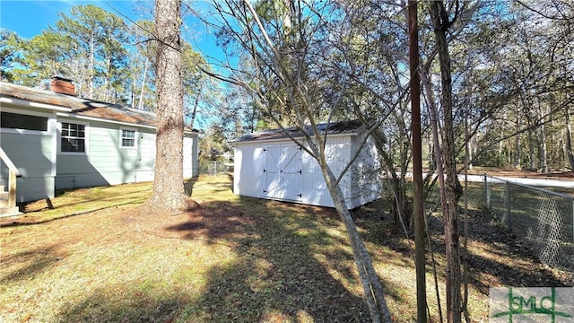 view of yard featuring a shed