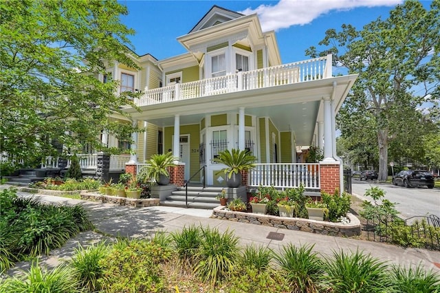 524 E Henry St, Savannah, GA 31401 - view of front facade featuring a porch and a balcony
