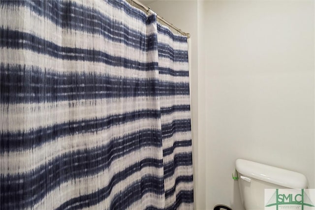 bathroom featuring a shower with shower curtain