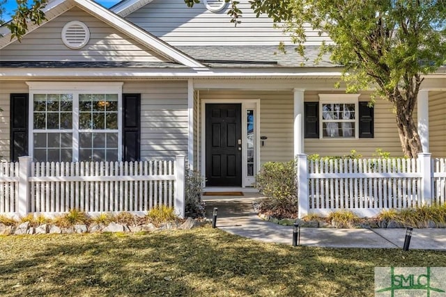 view of front of property featuring a front yard