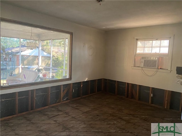 empty room featuring cooling unit, an inviting chandelier, and a wealth of natural light