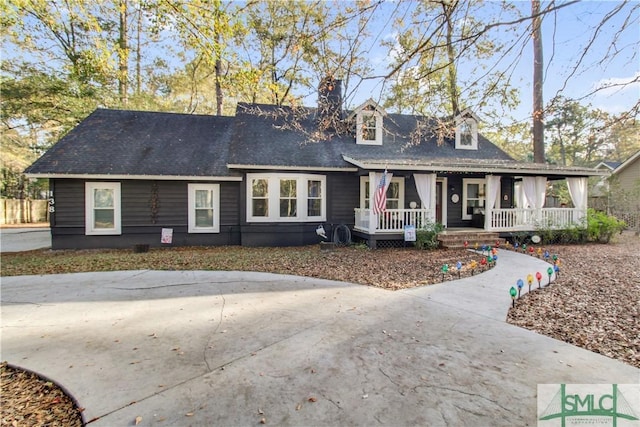 view of front of property featuring a porch