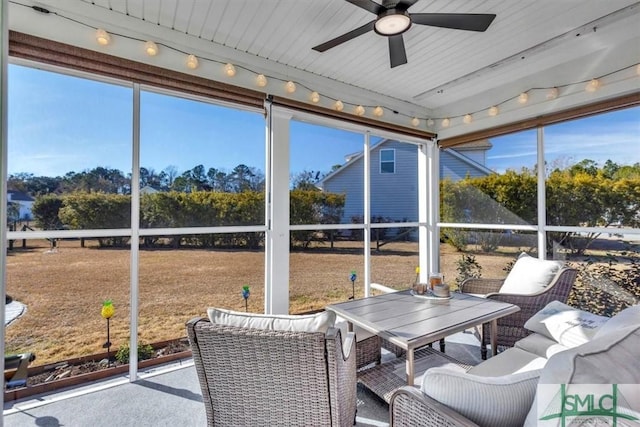 sunroom with ceiling fan