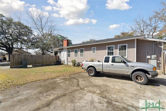 view of front of home featuring a front lawn