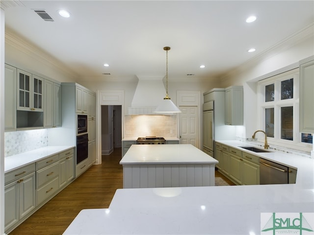 kitchen featuring decorative light fixtures, sink, dark hardwood / wood-style flooring, a center island, and black appliances