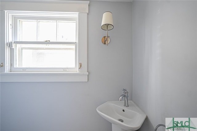 bathroom featuring a sink