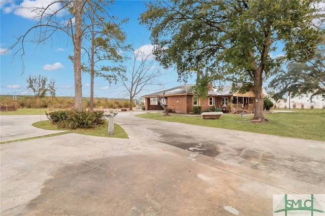 view of front of property featuring a front lawn