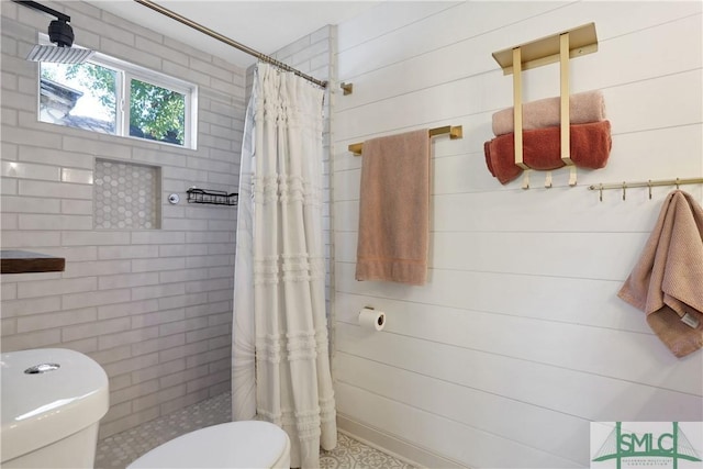 bathroom featuring a shower with curtain and toilet