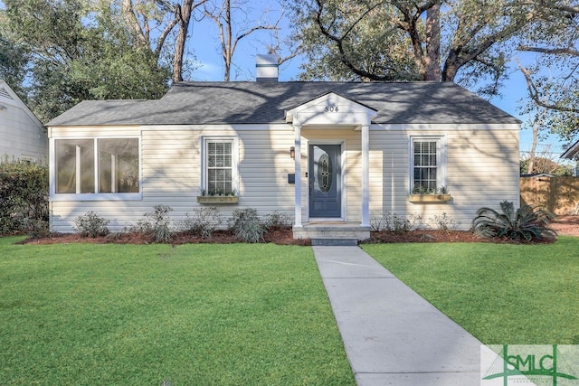 single story home featuring a front lawn