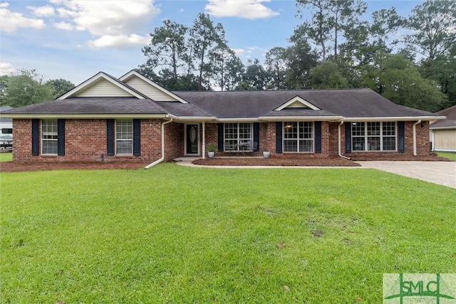 single story home featuring a front lawn