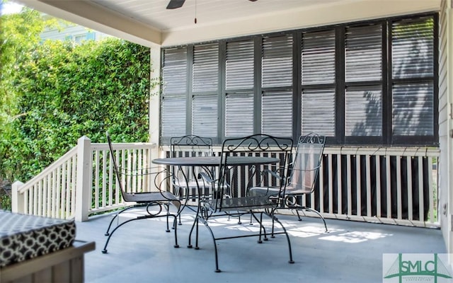 sunroom with ceiling fan