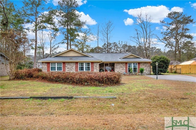 single story home featuring a front yard