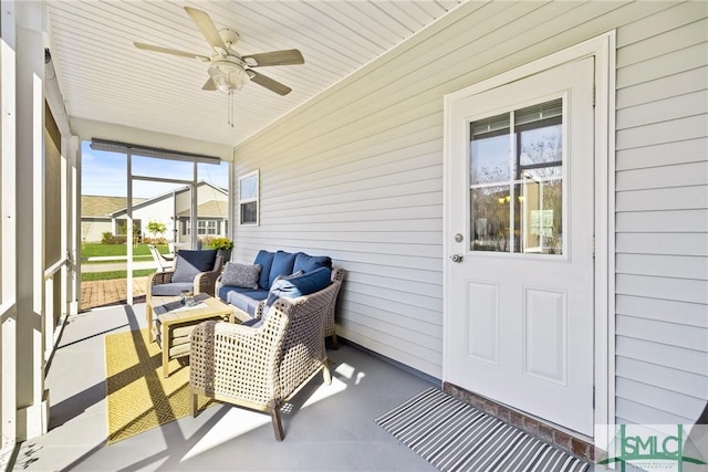 sunroom with ceiling fan