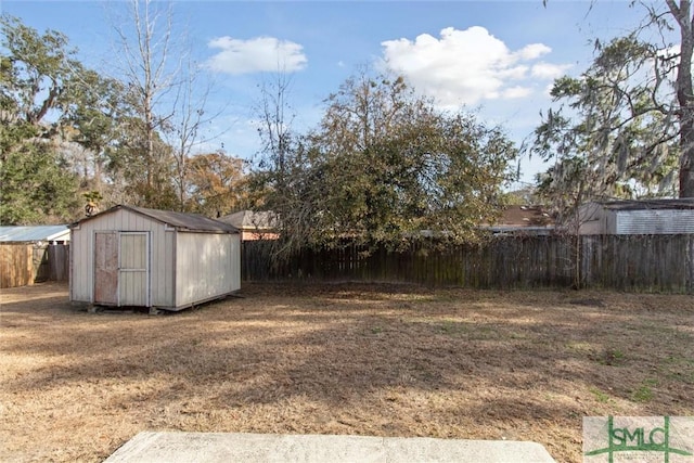 view of yard featuring a shed