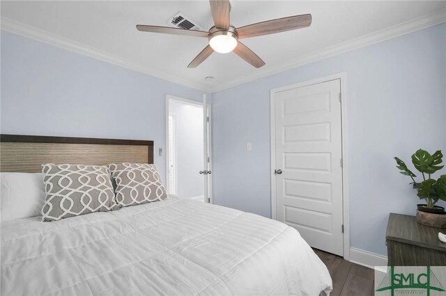 bedroom featuring ceiling fan, visible vents, baseboards, ornamental molding, and dark wood finished floors