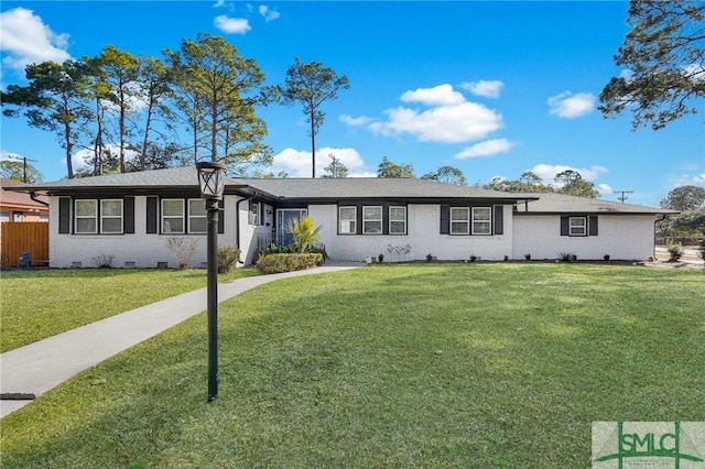 single story home with a front yard