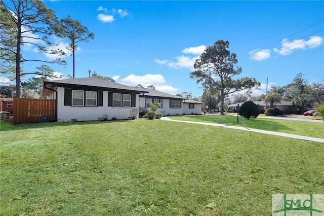 single story home featuring a front lawn