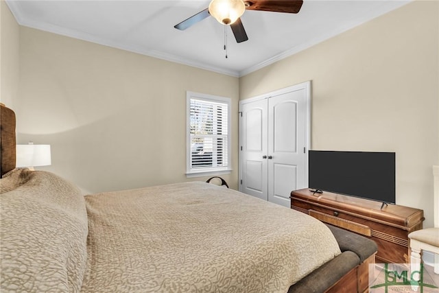 bedroom featuring crown molding, ceiling fan, and a closet