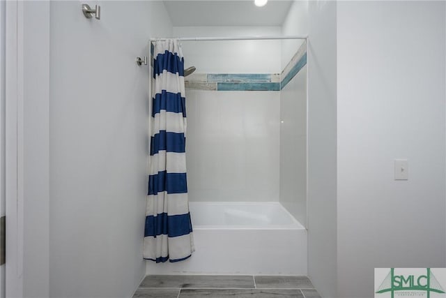 bathroom featuring shower / tub combo