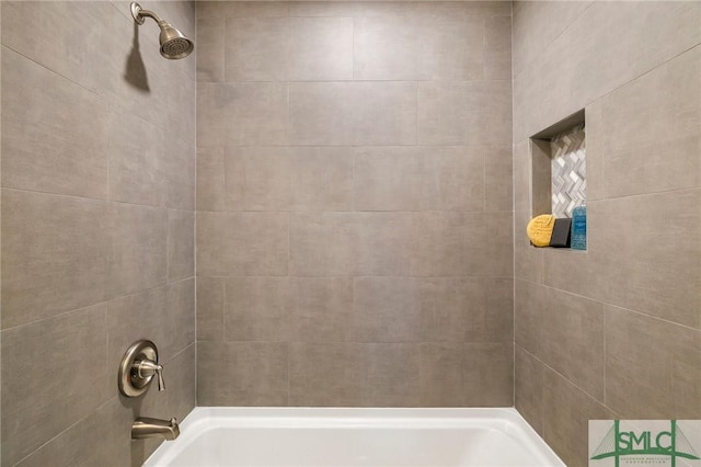 bathroom with tiled shower / bath