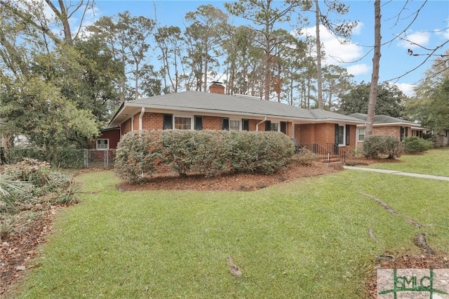 ranch-style home featuring a front lawn