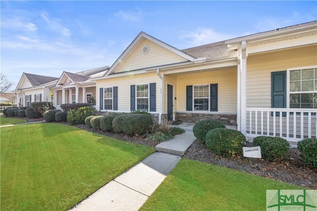 single story home featuring a front lawn