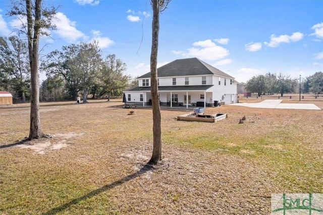 back of house featuring a lawn