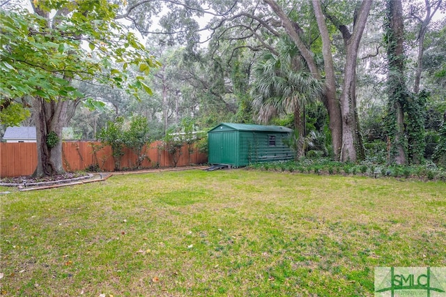 view of yard featuring a storage shed