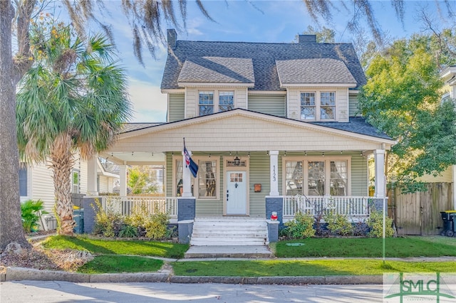 craftsman-style home featuring a front lawn and a porch