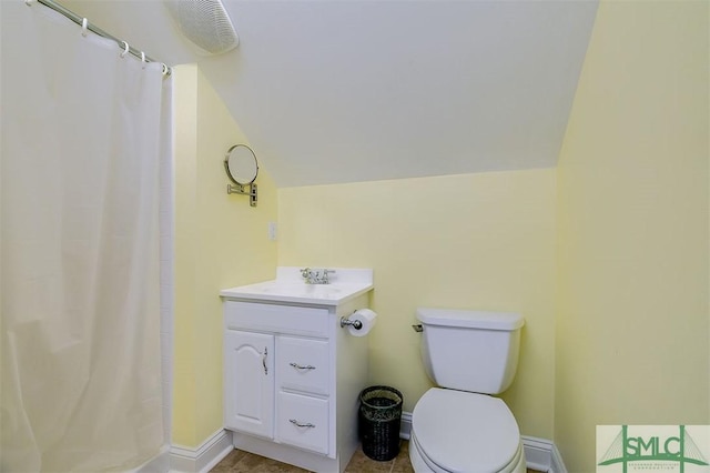 bathroom featuring a shower with curtain, vanity, lofted ceiling, and toilet