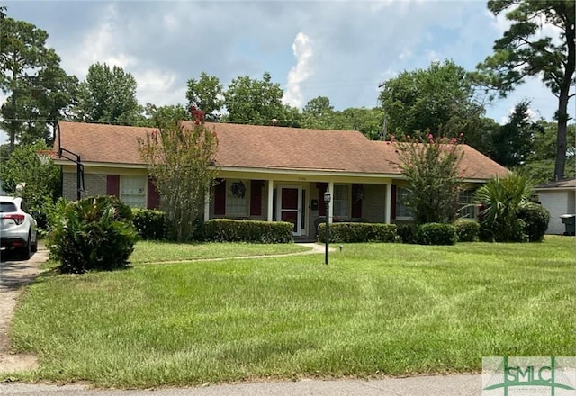 single story home with a front lawn