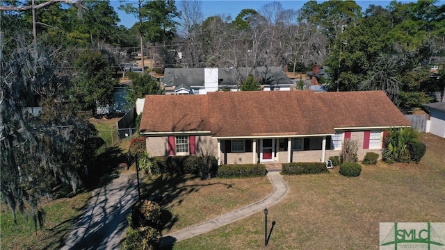 view of front of property featuring a front lawn