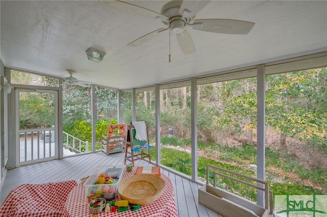 sunroom featuring ceiling fan