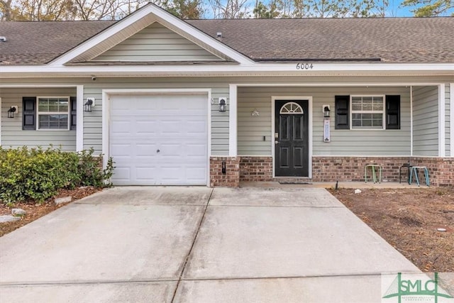 view of front facade featuring a garage