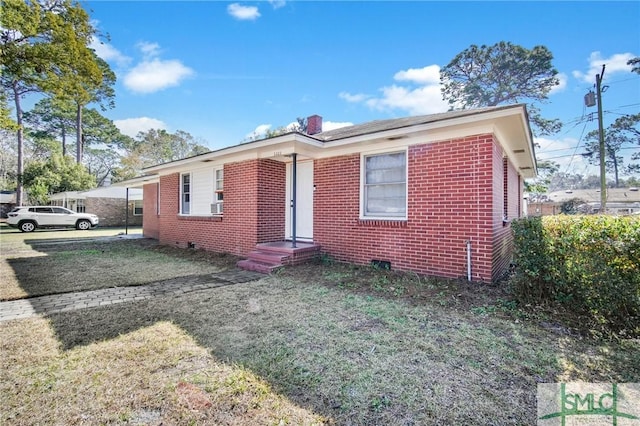 view of front of property featuring a front lawn