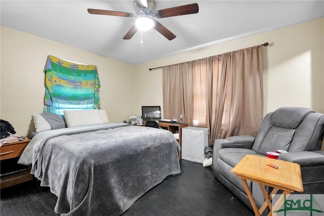 bedroom with ceiling fan