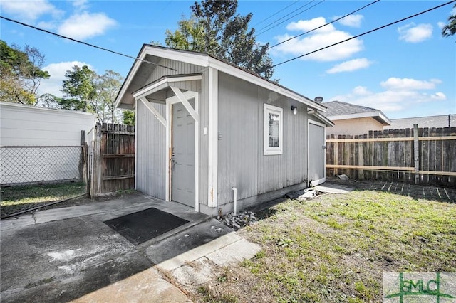 view of outdoor structure with a yard