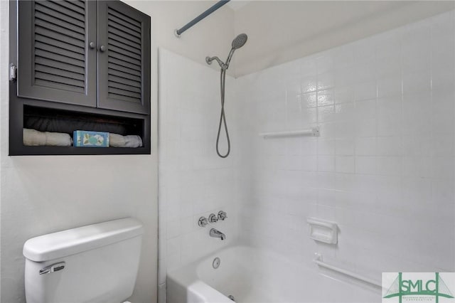 bathroom with toilet and tiled shower / bath