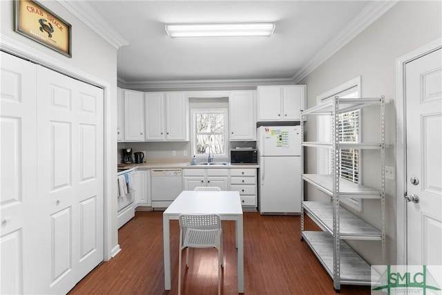 kitchen featuring sink, crown molding, a center island, white appliances, and white cabinets