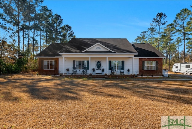 view of front facade with covered porch and a front yard