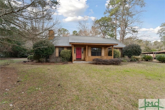 view of front of property featuring a porch and a front lawn