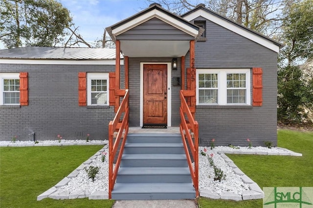 view of front of house with a front lawn