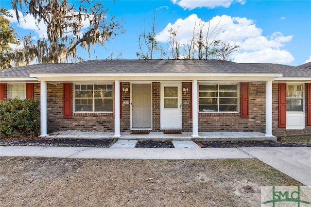 single story home with a porch