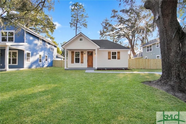 view of front of house featuring a front lawn