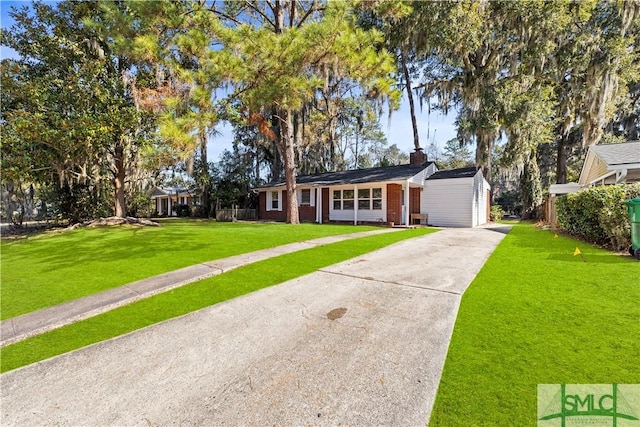 single story home featuring a front lawn