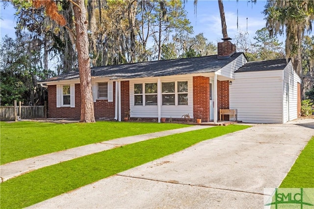 single story home featuring a front lawn