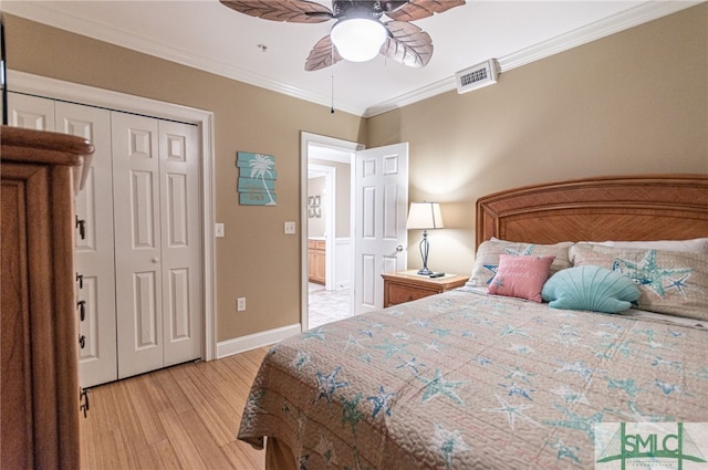 bedroom featuring crown molding, light hardwood / wood-style floors, a closet, and ceiling fan