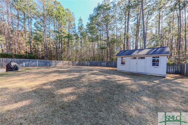 view of yard featuring a shed