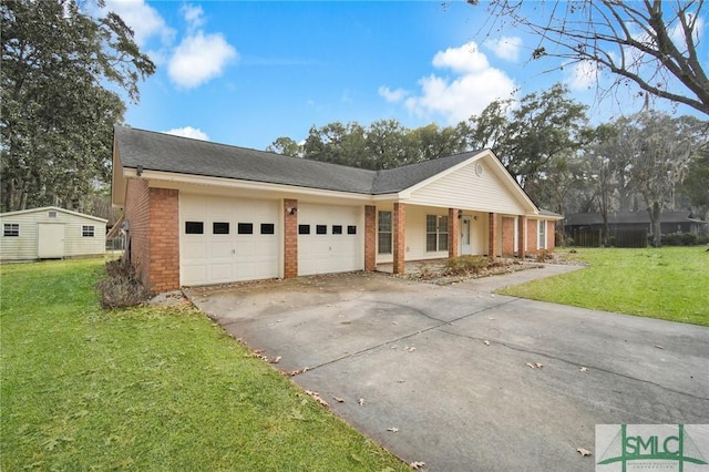 view of front of property featuring a garage, a porch, and a front yard